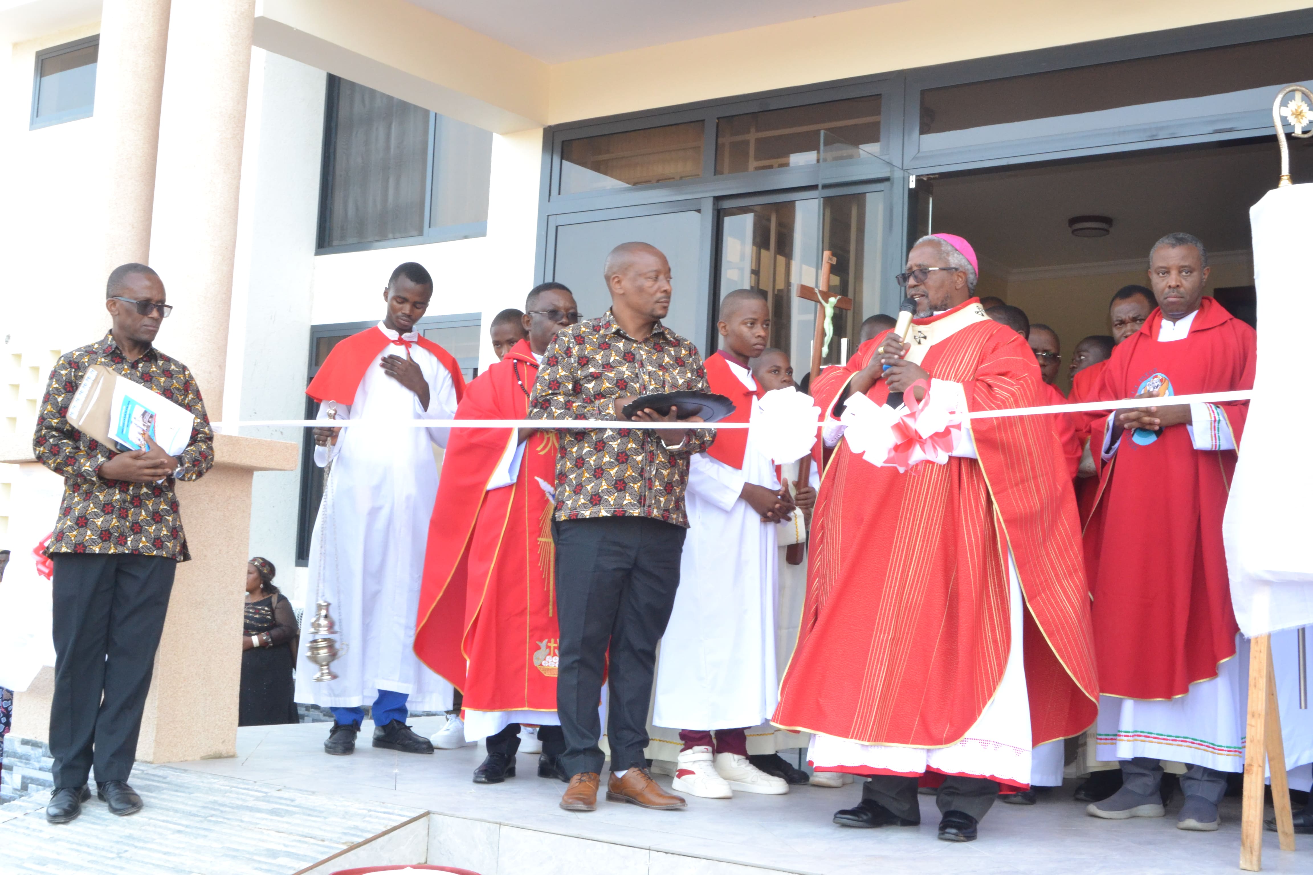 Askofu  Mhashamu Sana  Jude Thaddeus Ruwa'ichi akizindua nyumba ya mapadre na Tovuti ya Parokia